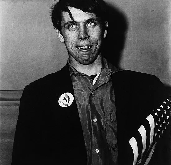 Joven patriótico con una bandera – DIANE ARBUS