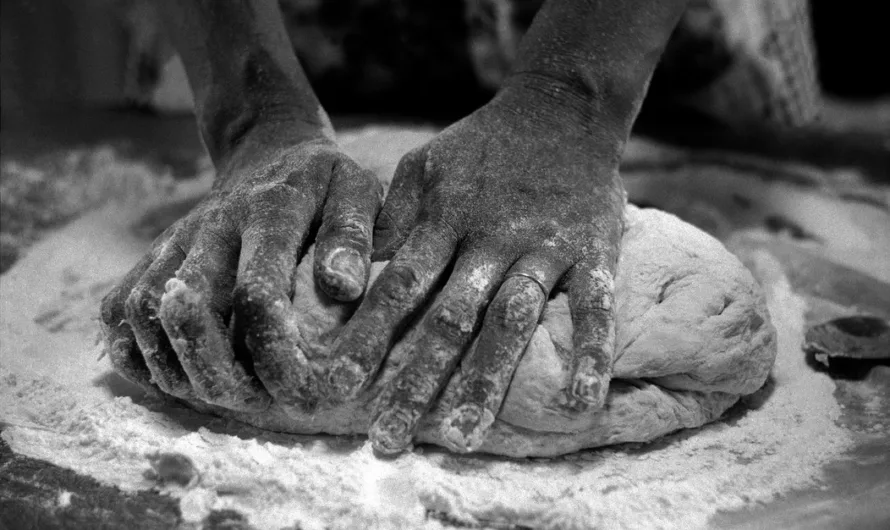 Manos enharinadas amasando pan. Centralia, Kansas, USA. – ERICH HARTMANN