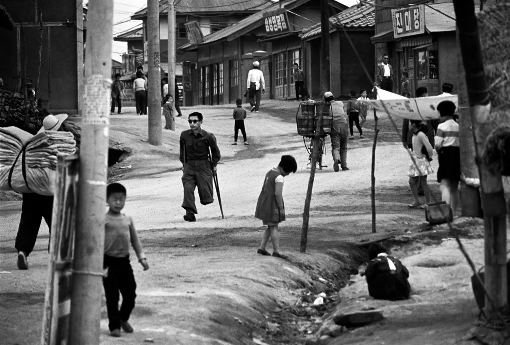 Escena callejera en la ciudad de Sokcho, Corea del Sur – PHILIP JONES GRIFFITHS