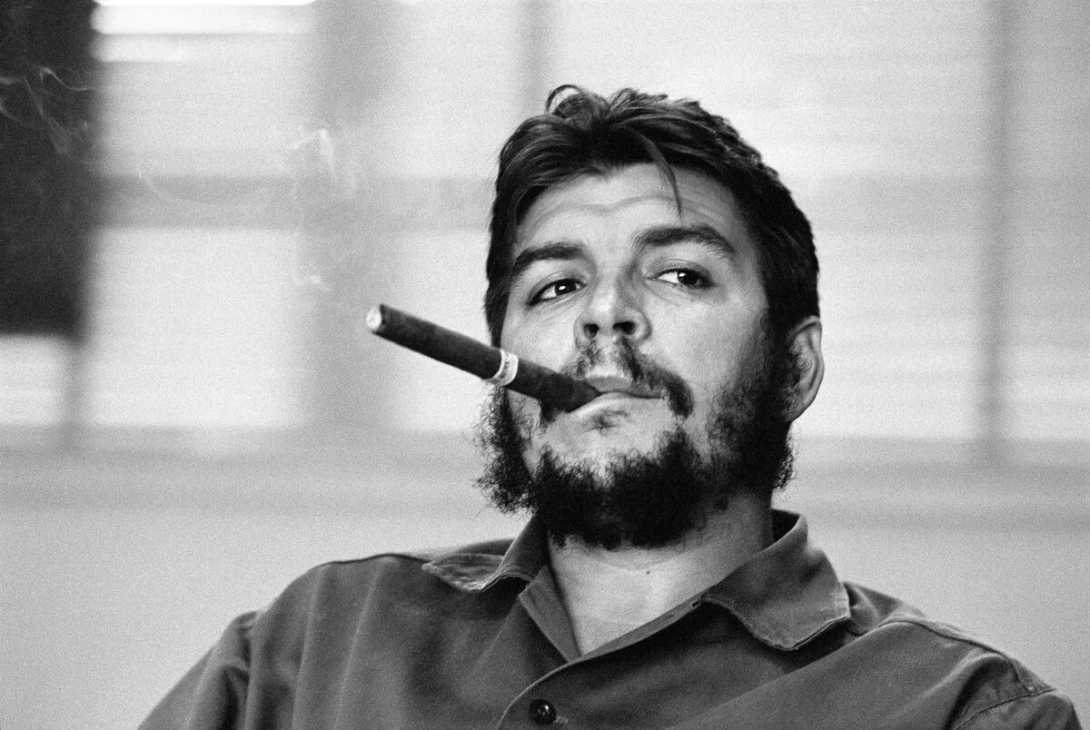 Ernesto Guevara (Che), Ministerio de Industria. La Habana, Cuba. 1963. – RENÉ BURRI