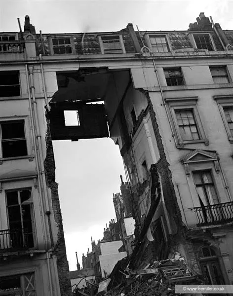 “Puente de los Suspiros”, Lowndes Street, Londres, Inglaterra – LEE MILLER